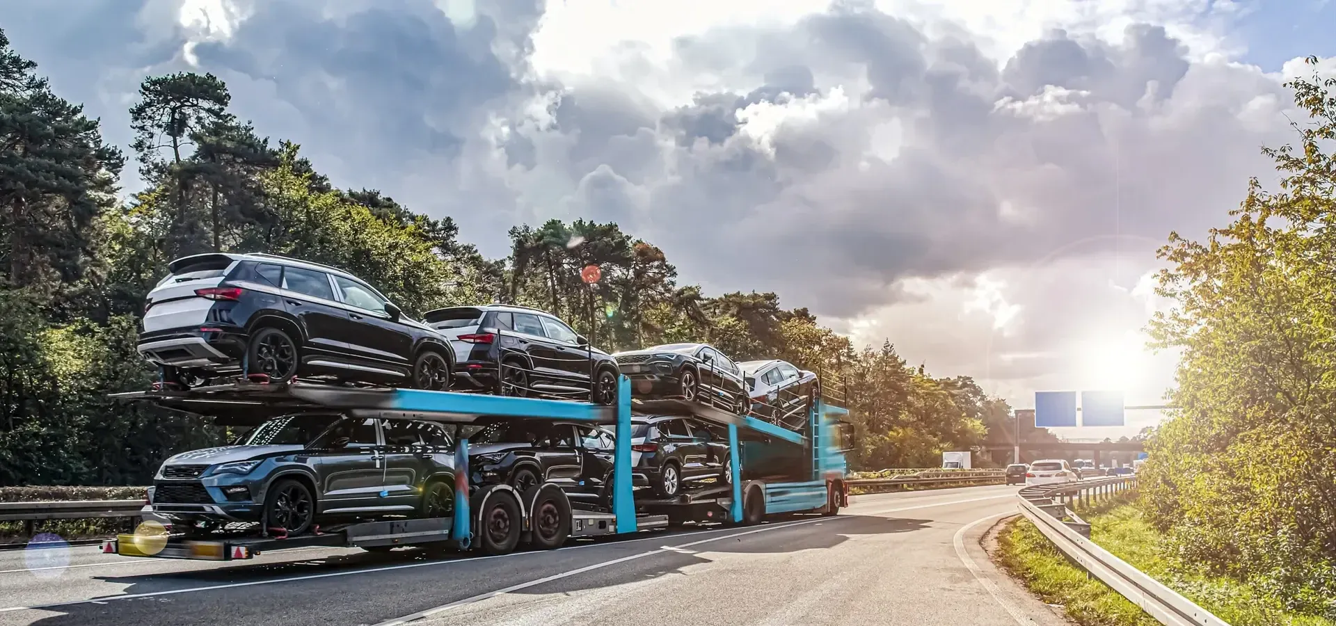 Camion porte-voitures chargé sur l'autoroute